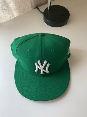 New Era men’s Green Hat with White NY Logo